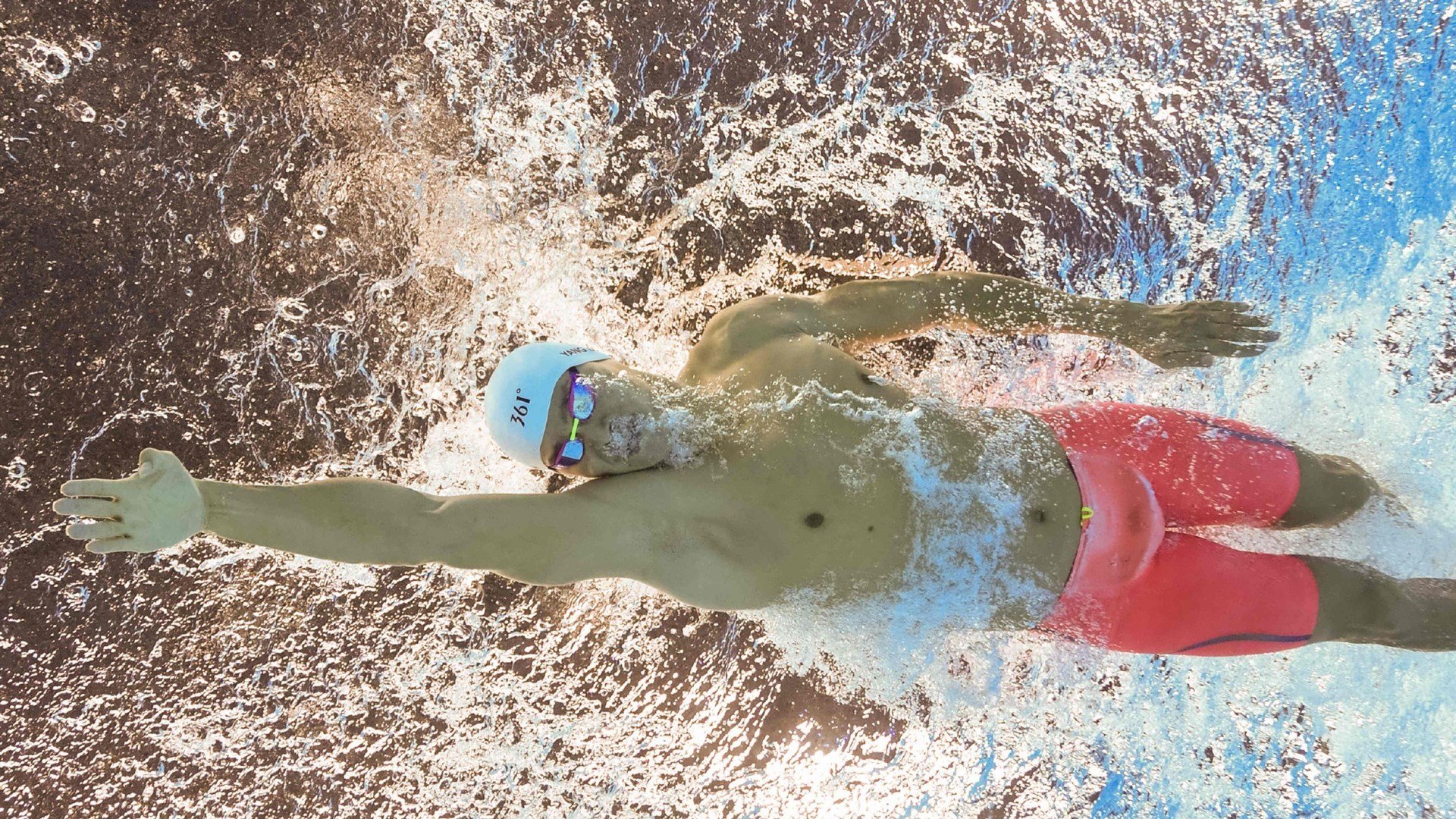 库兹马诺维奇在巴黎奥运会手球比赛中多次扑救点球，库兹马持球